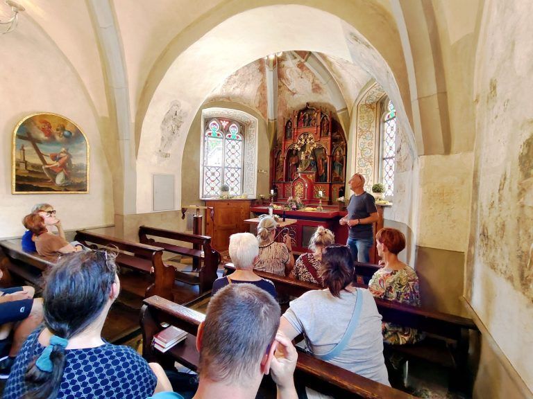 Versteckte Schätze, wo Feldkirch zusammenwuchs : Gespannt lauschten die Exkursionsgäste den Ausführungen in der Heilig-Kreuz-Kapelle.