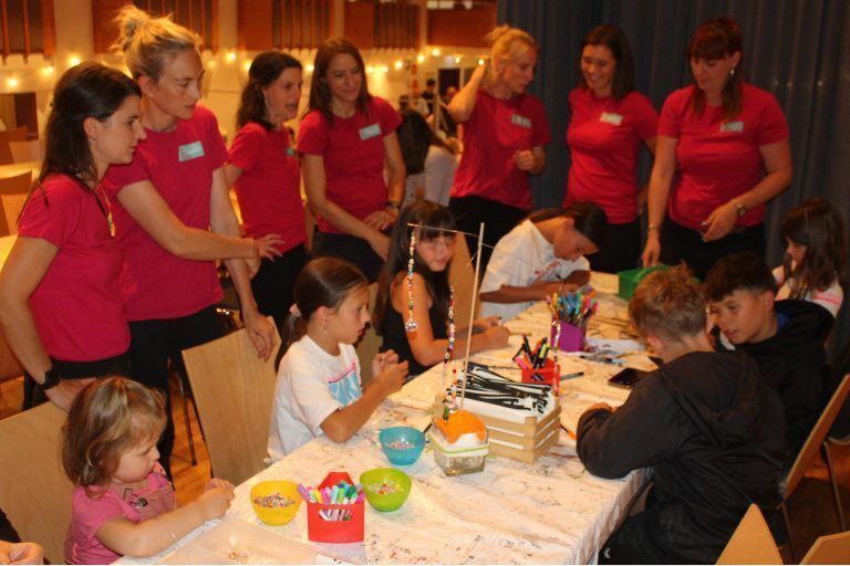Ein „Wechselbad“ für den Käsklatsch: Das Team des Eltern Kind Zentrums Trittroller sorgte für das Kinderprogramm.