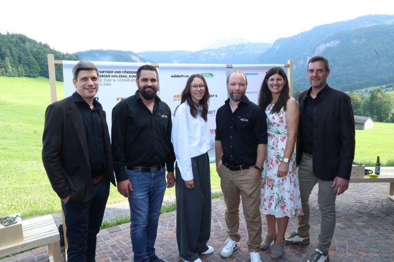 IM Manuel Feuerstein, Thomas Heiseler (Holzbaukunst-Obmannstellvertreter), Architektin Nina Beck, Obmann-STellvertreter Matthias Kaufmann, Christine dünser (Sekretariat), und Holzbaukunst-Obmann Werber Flatz.
