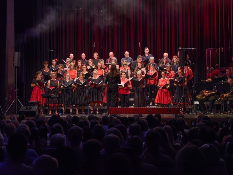 Der Cadillac Jazz Chor live auf der Bühne der Kulturbühne Ambach (Bild Manuel Hämmerle)