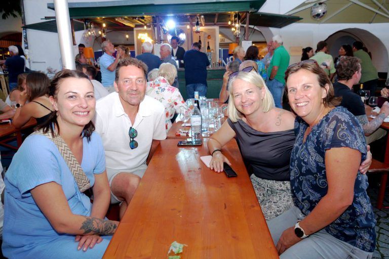 Große Gala für Wein und Blasmusik : Daniela, Arnold, Nadine und Christiane in Feierlaune.