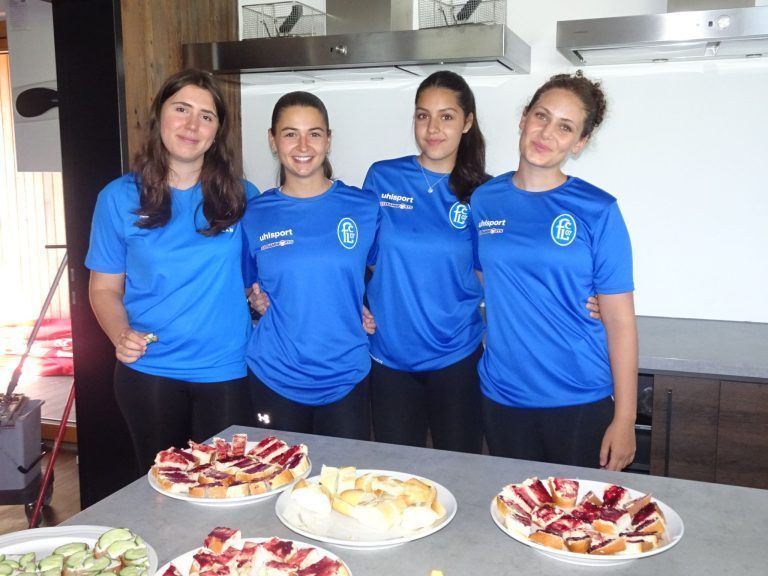 Ferienspaß im Holzstadion : Klara, Anika, Nuria und Rania engagieren sich gerne ehrenamtlich beim Camp und sorgen so für sinnvolle Ferienbeschäftigung.