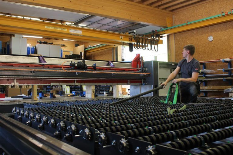 Briganto denkt auch an die Wälderhalle: Eine außergewöhnliche Kombination: Maschinenbau in der Werkhalle von Rauch Holzbau in Großdorf.