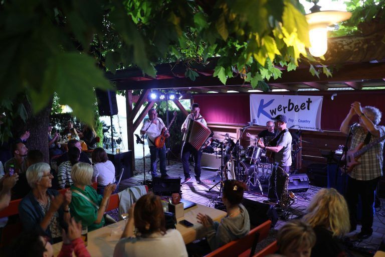 Musikerlebnisse in Rankler Gastgärten: "Zemm-Session" mit Wirt Roland Vith und der Band "Kwerbeet".