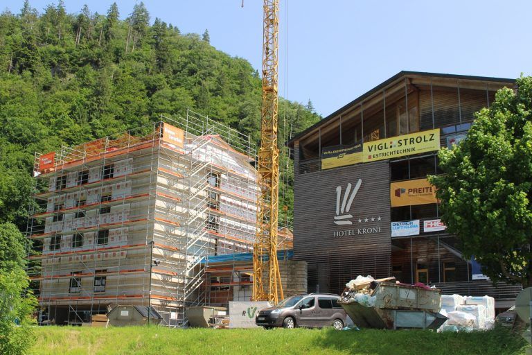 Dass in Au mit Krone (Bild), Adler und Post gleich drei große Hotels wegen umfassender Modernisierung geschlossen sind, findet deutlichen Niederschlag in der Nächtigungsstatistik. STP