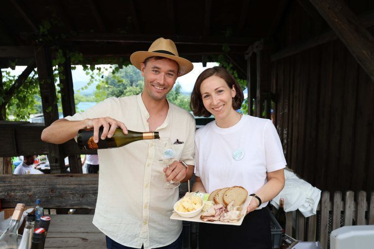 Messe, Musik und Genuss im Klauser Rebgarten: An der Weinbar halfen auch Gerald Frick und Alexandra Fink.