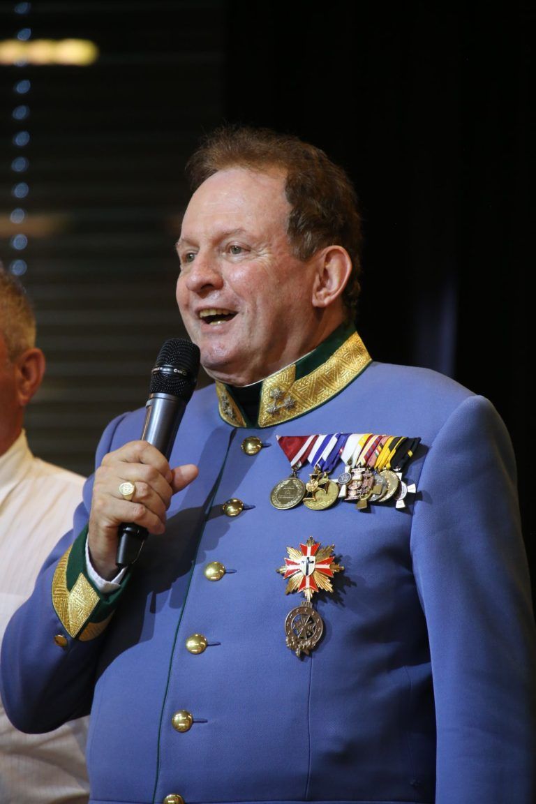 Ein Zeichen für Vergangenheit und Gegenwart : Neben der Gratulation zur Restaurierung der Fahne hatte Oberst i.R. Prof. Erwin Fitz auch mahnende Worte zur gegenwärtigen geopolitischen Lage im Gepäck.