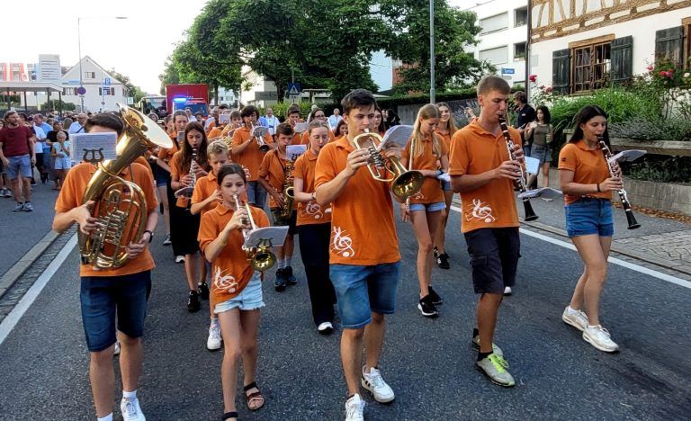 Leiblachtaler Jubiläums-Jahrgänger-Treffen in Lochau: Auch die Lochauer Jungmusik ist beim Festumzug der Leiblachtaler 5er-Jubiläums-Jahrgänger mit dabei.