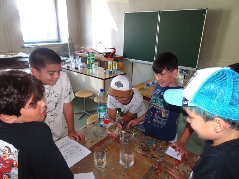 Forschen macht Schule: Tatkraft war auch im Werkraum bei den Experimenten mit Wassern gefragt.