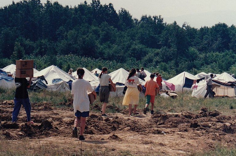 Schutzzone wird Ort des Grauens: Die Geflüchteten aus Srebrenica werden in weißen Zelten untergebracht. HRJ