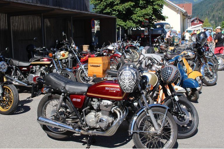 Käfer aus Mexiko & Motor-Bike aus Indien: Nicht nur faszinierende Automobile aus früheren Zeiten, auch zahlreiche einspurige Oldtimer waren aufgefahren.