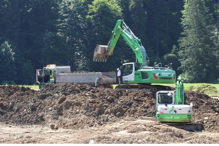 Briganto denkt auch an die Wälderhalle: Auf dem Areal beim Abfallwirtschaftszentrum Bregenzerwald wird gebaggert – Briganto errichtet bis spätestens Anfang 2027 seine eigene Betriebsstätte.