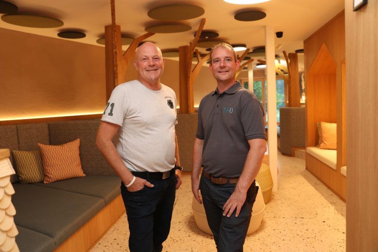 "Heldenhüpferei" im Auer "Adler" : "Top-Tischler" Peter Madlener und Stefan Troy (Innenarchitektur, Raumausstattung).
