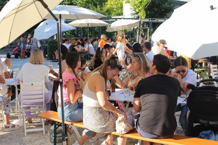 Traumhafter Hock im Park: An Abenden wie mit der Bürgermusik reichen vereinshauseigene Sitzgelegenheiten bei weitem nicht aus und es muss auf rustikale Bierzeltgarnituren zurückgegriffen werden.