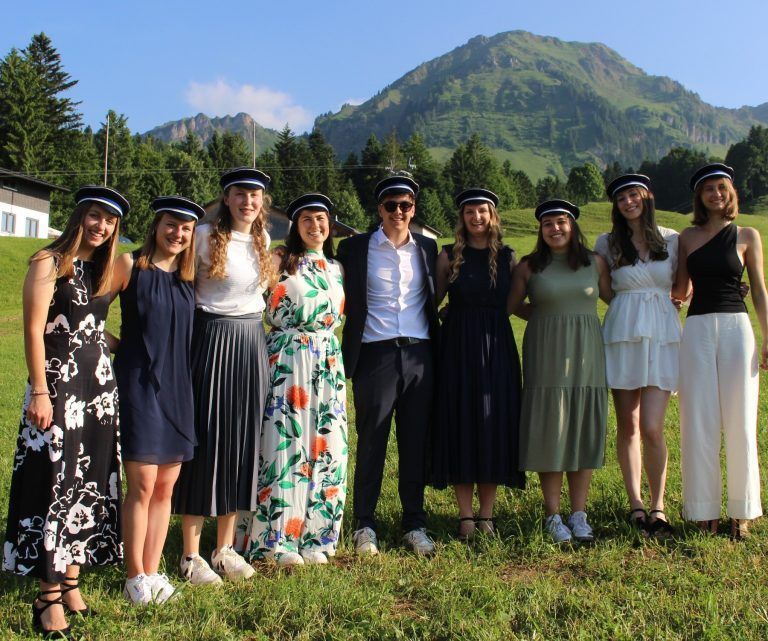 Eine Schule mit starker Strahlkraft: „Alle neune!“ – Kein freudiger Ausruf beim Kegeln, sondern Auflistung ausgezeichneter Matura-Abschlüsse von Paula Übelher, Selina Stangl, Johanna Rhomberg, Lena Barbara Frick, Jakob Johannes Wolf, Julia Karg, Sabrina Brüstle, Lara Helena Laplooi und Lisa Maria Urbanek (v. l.)