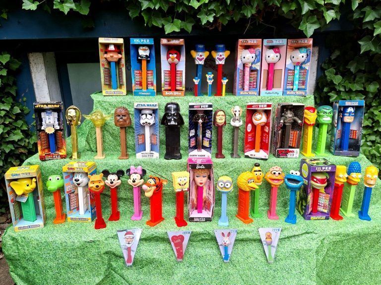 XXL PEZ DISPENSER – eine Marke mit Kultstatus und Nostalgie: Entdecken Sie die faszinierende Welt der „Giant PEZ Candy Roll Dispenser“ in einer einzigartigen Ausstellung im GWL in Bregenz!