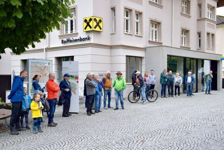Jahrhundertealter Münsterengel wird restauriert: Vor der Raiffeisenbankfiliale am Schrunser Kirchplatz war genügend Platz, um aus sicherer Entfernung zu beobachten, was genau passiert.