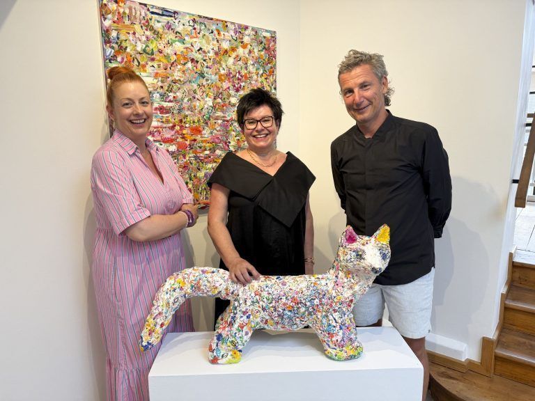 Künstlerin Sabeth Holland (mi) mit dem Galeristenduo Sandra Kacetl und Klaus Feldkircher bei der Eröffnung