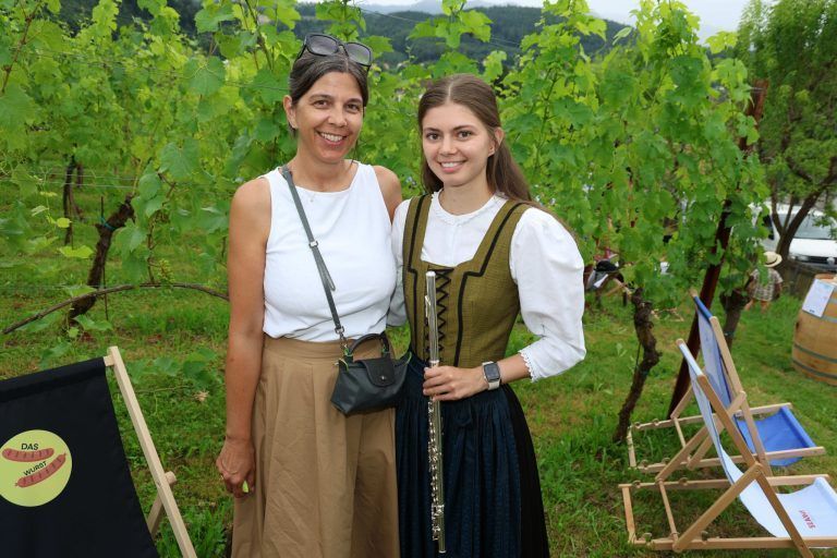 Messe, Musik und Genuss im Klauser Rebgarten: Maria Nachbaur und Tochter Aline.