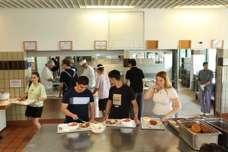 "Kämpfen können um nicht kämpfen zu müssen": Stärkung in der Kantine.