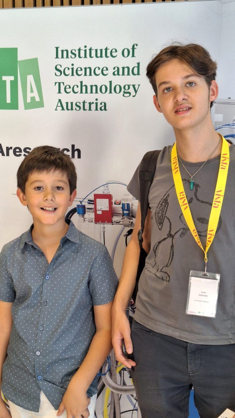 Zwei Brüder, eine Leidenschaft: Abel (re.) hat bereits an der Vifzack Academy am ISTA in Klosterneuburg teilgenommen.