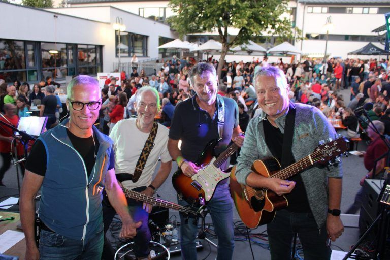 Der Käsklatsch war nicht nur für Gerhard Dornbach, Walter Canaval und Günter Hopfner (v. l.) ein Anlass für einen der selten gewordenen Auftritte, auch Jürgen Leissing (r.) gesellte sich - so wie vor 47 Jahren in der Schulband - mit großer Begeisterung wieder dazu. PETER STRAUSS