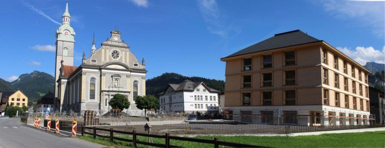 Von der Volksschule ins Lernhaus: Vom alten Schulhaus in der Bildmitte ist es nur ein Katzensprung ins neue Lernhaus – pädagogisch ist es ein Quantensprung.