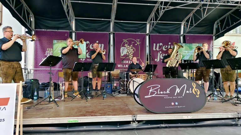 Große Gala für Wein und Blasmusik : Die Formation Blechmalacht sorgte zum Auftakt für traditionellen Blasmusikgenuss unter freiem Himmel.