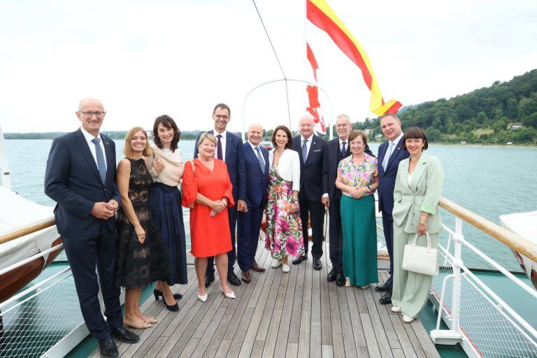 Bundespräsident Alexander van der Bellen, BK Christian Stocker, Vizekanzler Andreas Babler und LH Markus Wallner mit ihren Gattinen, verstärkt durch die LH Karoline Edtstadler und Anton Mattle.