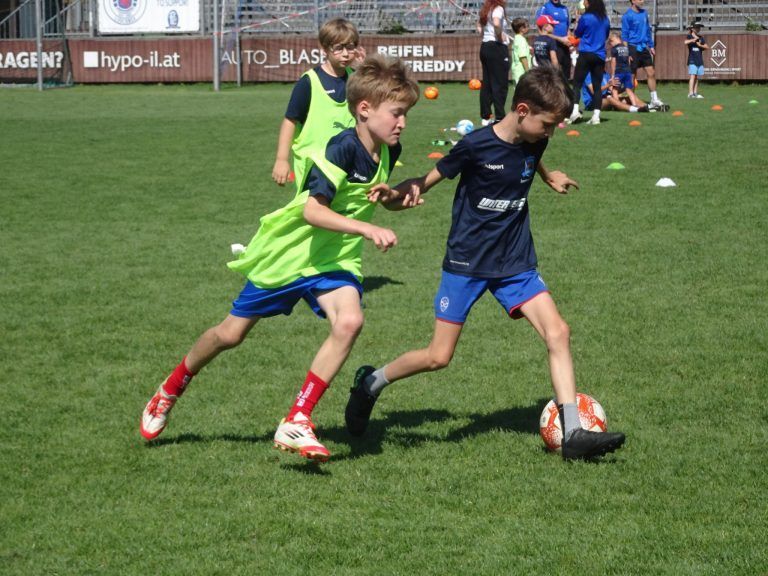 Ferienspaß im Holzstadion : Viele junge Kicker zeigten auch im Camp ihr Talent am Ball.