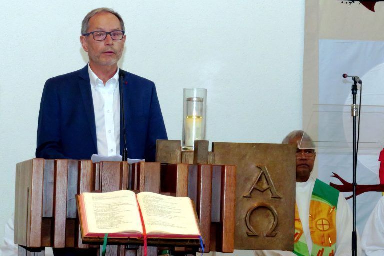 Kreuz, Kugel und Hahn in neuem Glanz: Pfarrkirchenratsmitglied Norbert Weber lobte die starke Unterstützung aus der Pfarrgemeinde.