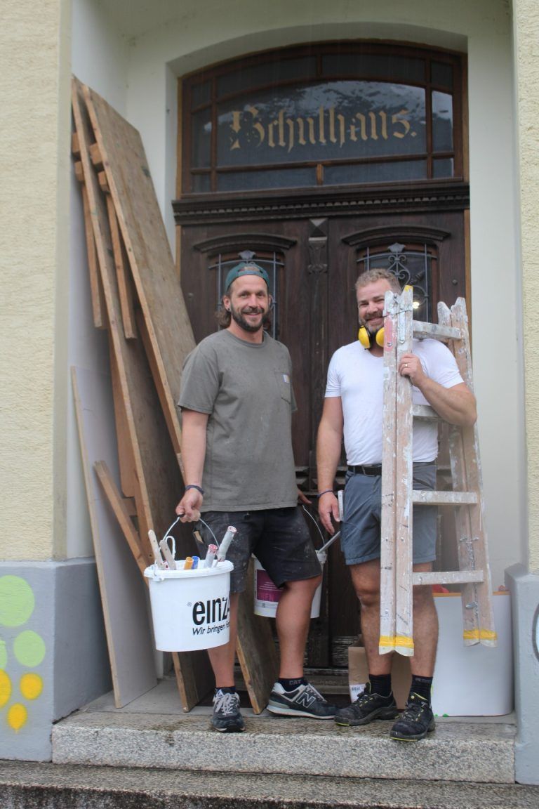 Unsere Schule ist schöner geworden: Daniel Schiller und Edgar Hagspiel (l.) legten eine Talentprobe als Maler ab.