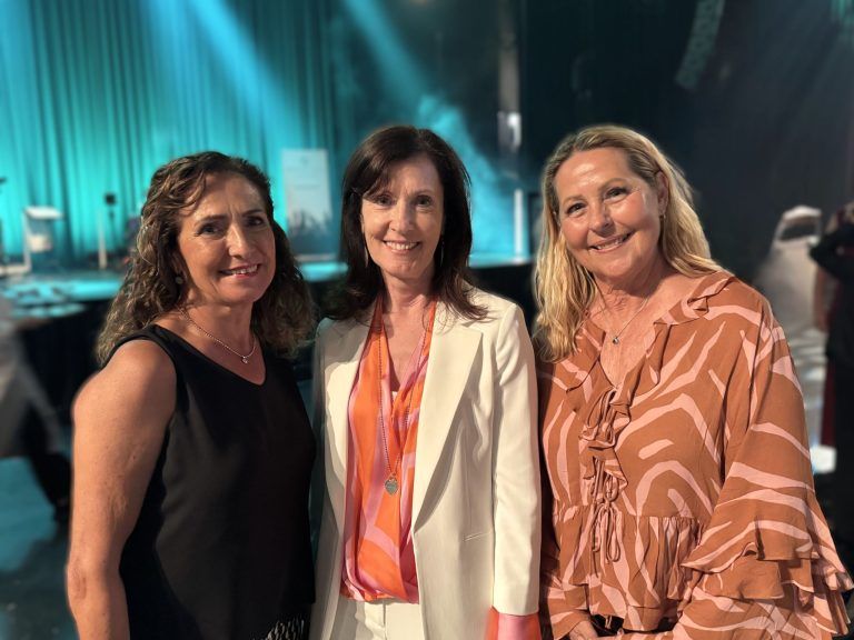 Rauschendes Premierenfest: Evi Forster, Karin Wallner und Judith König.