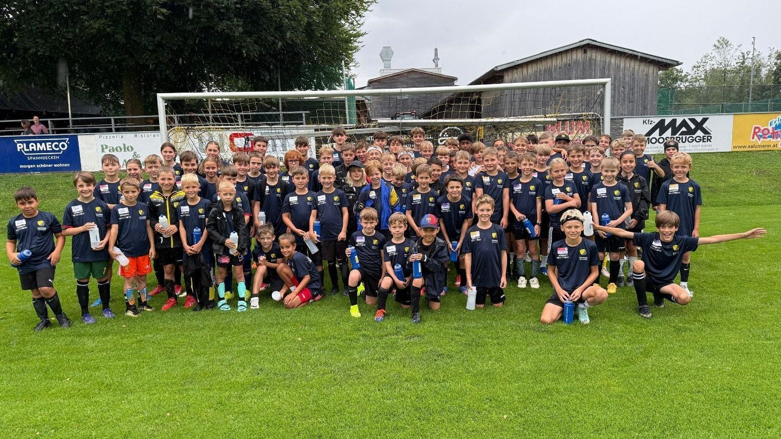 Viele strahlende Gesichter: 80 Kinder nahmen am Fußballcamp des FC Höchst teil.