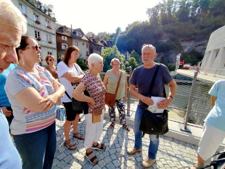 Versteckte Schätze, wo Feldkirch zusammenwuchs : Auf der Heilig-Kreuz-Brücke erfuhren die Teilnehmer Wissenswertes über die zentrale Verkehrsachse.