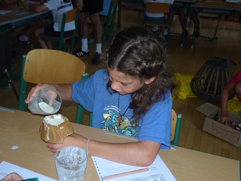 Forschen macht Schule: Hanna versucht sich beim Topfen-Experiment.