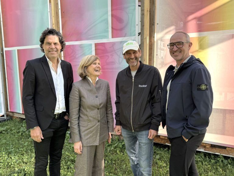 Poolbar-Festival Veranstalter Herwig Bauer mit Kulturlandesrätin Barbara Schöbi-Fink, Bürgermeister Manfred Rädler und Poolbar Partner Jürgen Gmeiner (Greco International) beim diesjährigen Feldkirch-Tag.