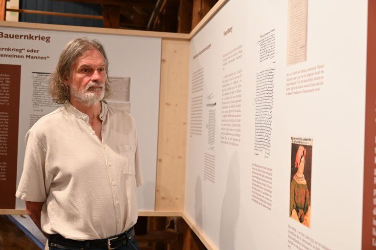 Zeiten des Umbruchs: Ausstellungsbesucher betrachteten die Schriften.