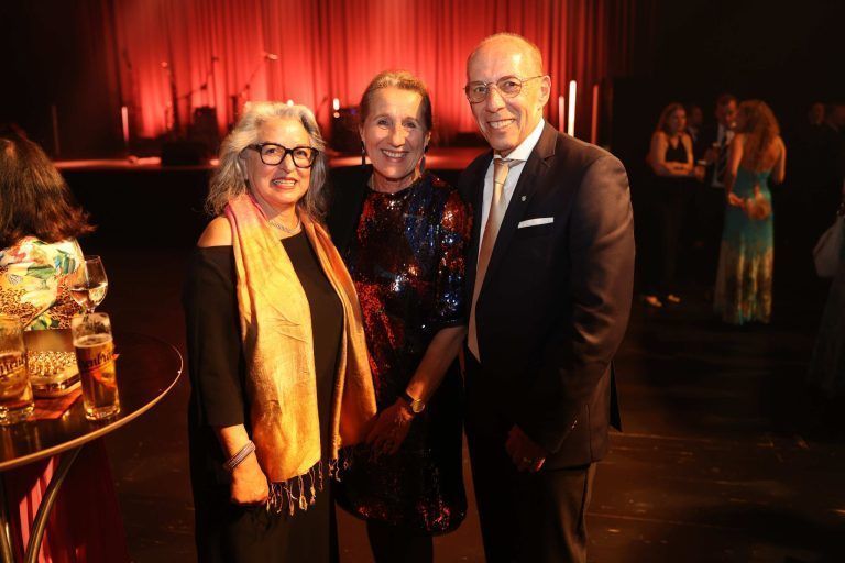 Partyfreude nach Schicksalhaftem: Evelyn Rauth, Silvia Linhart und Michael Rauth.