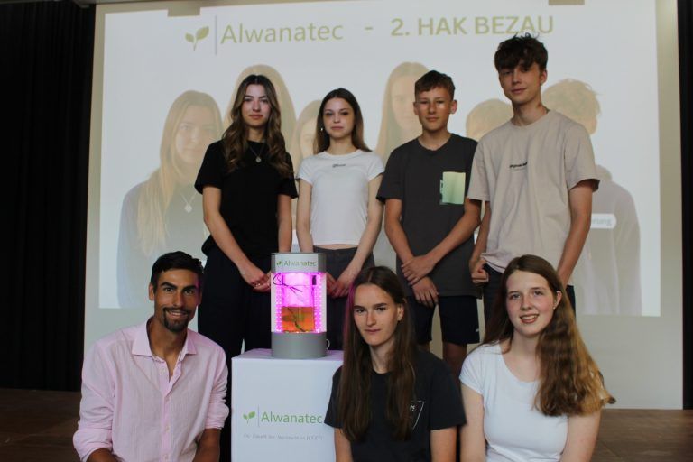 Wiedersehen weckte große Emotionen: Ein Team der zweiten Handelsakademieklasse hat mit ihrem fächerübergreifend entwickelten Algenzuchtautomaten nicht nur die Jury beim Next Generation Award in Wien überzeugt, sondern mit ihrer Präsentation auch die Jubilare der Schule begeistert.