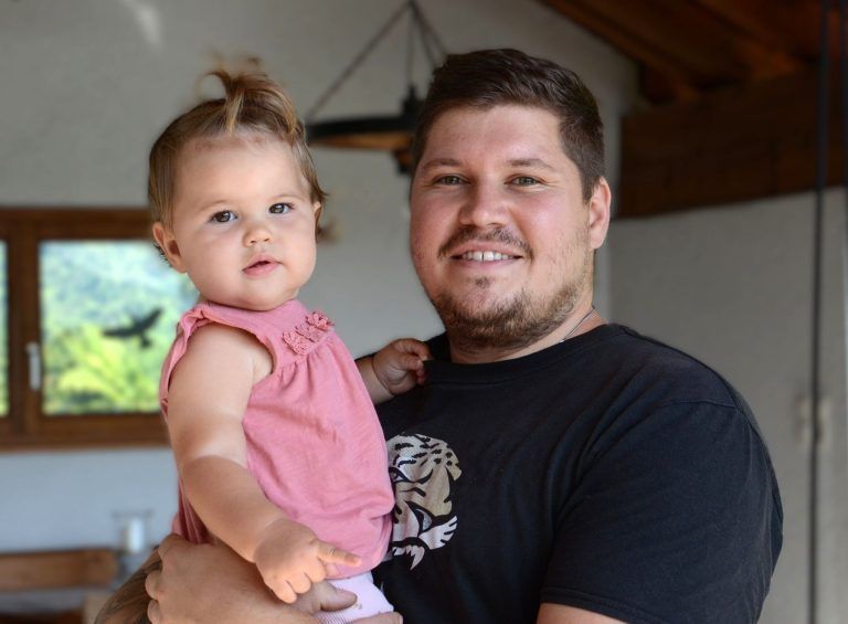 Er zögerte keine Sekunde: Ganz große Liebe: Der stolze Papa Dominik mit Töchterchen Luisa. HRJ