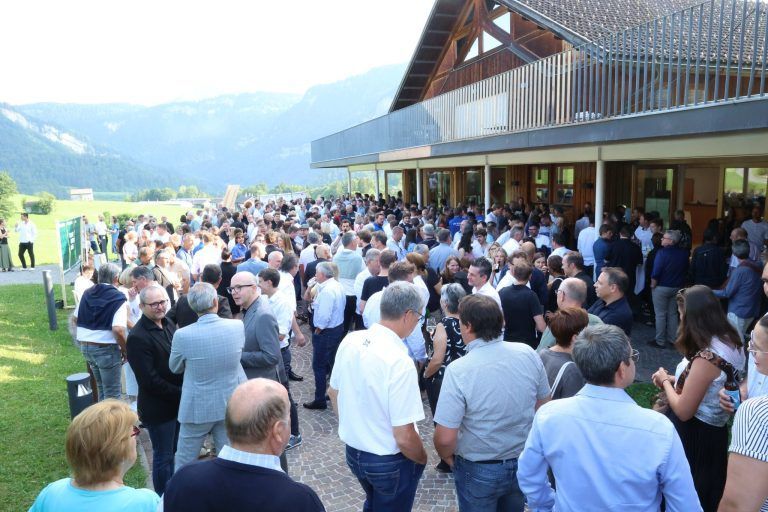 "Erntedankfest" der Holzbauszene: Aperitiv auf dem Vorplatz.