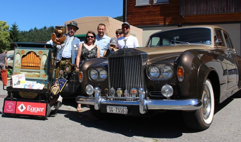 Käfer aus Mexiko & Motor-Bike aus Indien: „Drehorgel-Jakob“ durfte natürlich nicht fehlen – beim Fotoshooting positionierte er sich mit Fans neben einer edlen Luxuskarosse.  