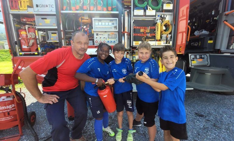 Mach mit beim „Leiblachtaler Fußball-Nachwuchs-Camp“ in Lochau: Besonderes Highlight ist der traditionelle Blaulichttag mit Feuerwehr, Polizei und Rettung.