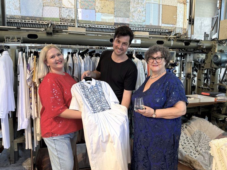 Designer Claus Tyler mit Seniorchefin Selma Grabher und Geschäftsführerin Verena Grabher von Hoferhecht Stickerei bei der Modepräsentation.