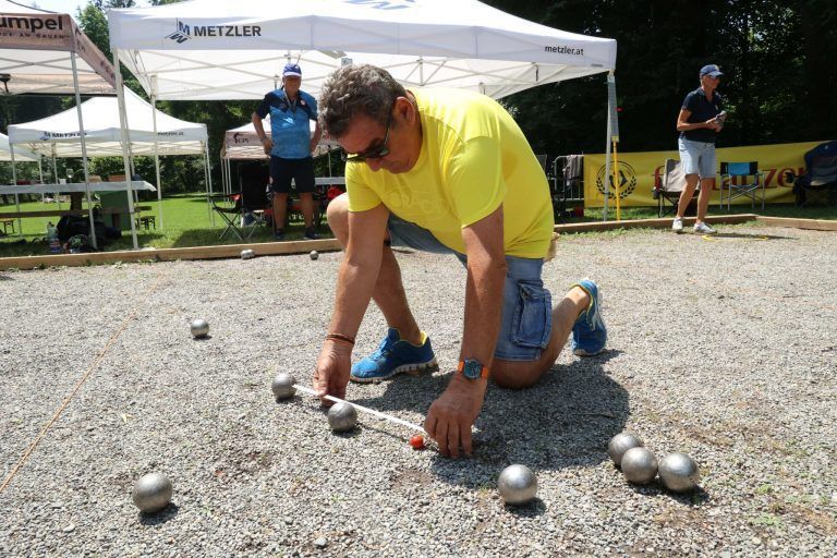 Pétanque-Spieler:innen strömten nach Rankweil: GR Helmut Jenny beim Vermessen.