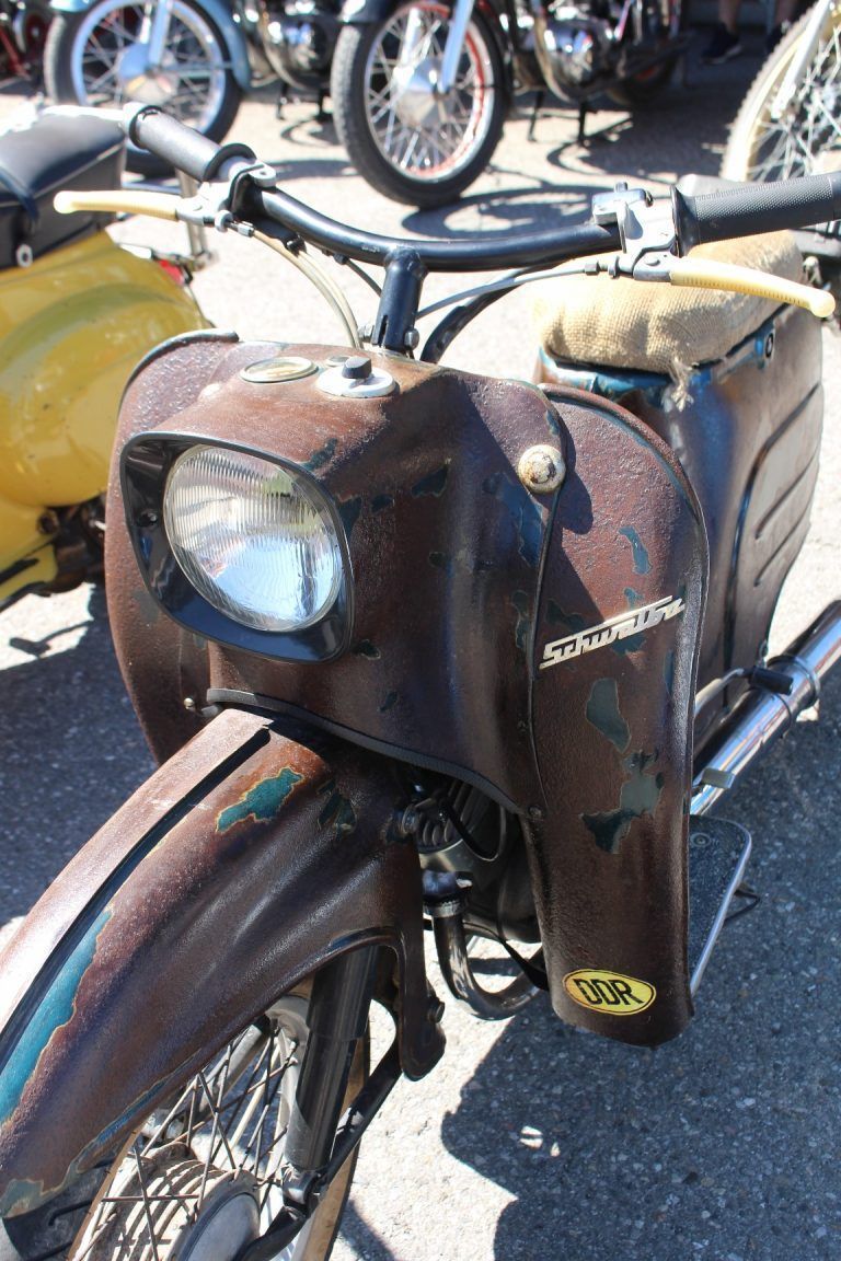 Käfer aus Mexiko & Motor-Bike aus Indien: Was in unseren Regionen als „Pony“ Kultstatus erlangte, war in der früheren DDR die „Schwalbe“.  