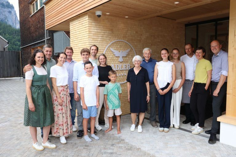 "Heldenhüpferei" im Auer "Adler" : Familie Simma im Eingangsbereich des Hotels "Adler.