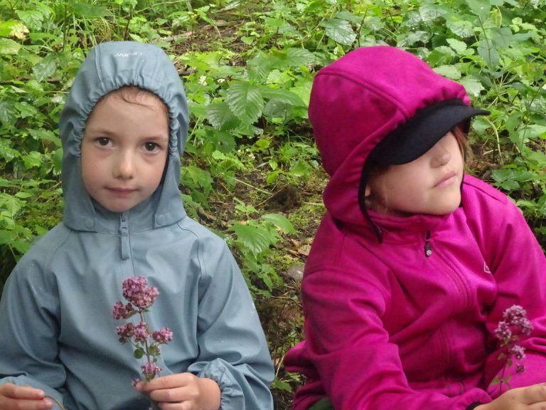 Abenteuer mit dem Waldräuber : Wetterfeste Waldabenteurerinnen unter sich.