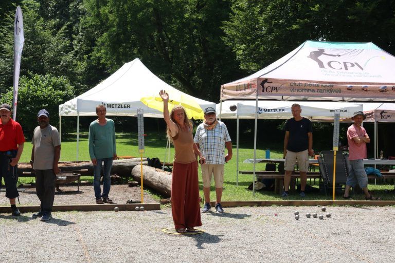 Pétanque-Spieler:innen strömten nach Rankweil: Mit viel Freude waren die Teilnehmer bei der Sache.